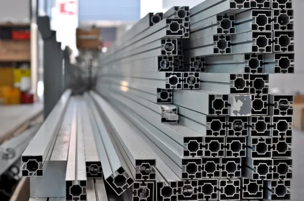Une pile de profils structuraux en aluminium — Photo