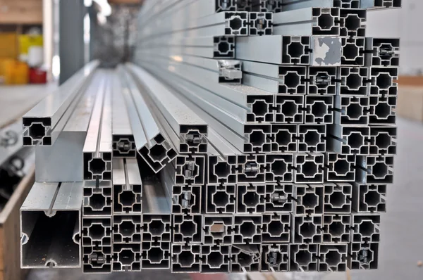 Uma pilha de perfis estruturais de alumínio — Fotografia de Stock