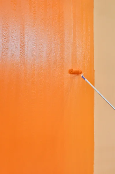 Warna dinding oleh platen dalam warna oranye — Stok Foto