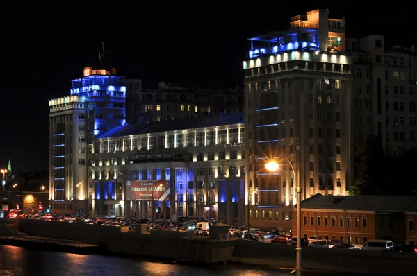 Vista nocturna del teatro de variedades desde el puente patriarcal. Moscú. Rusia — Foto de Stock