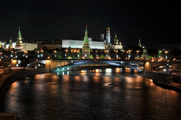Nacht uitzicht naar het kremlin van Moskou vanaf de patriarchale brug. Moskou. Russi — Stockfoto