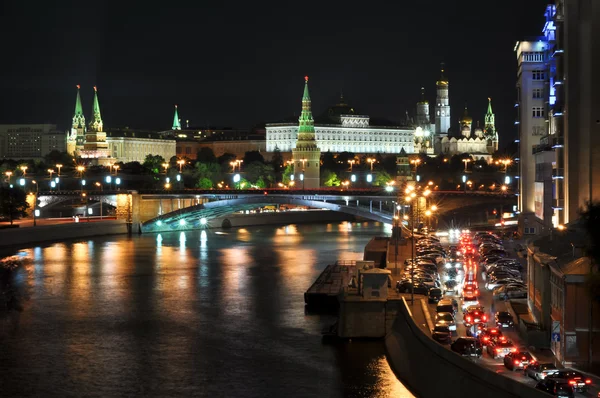 Nattvisning till Kreml från patriarkala bron. Moskva. Russi — Stockfoto
