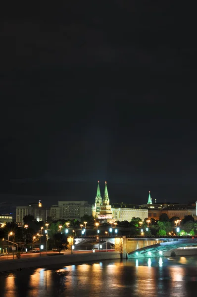 Vista nocturna al Kremlin de Moscú desde el puente patriarcal. Moscú. Russi. —  Fotos de Stock