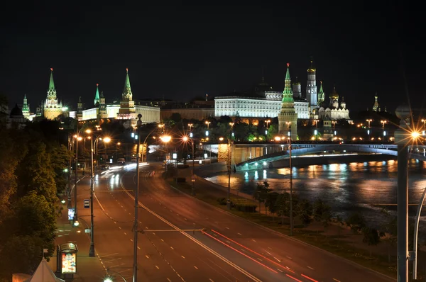 Nachtsicht auf den Moskauer Kreml von der patriarchalischen Brücke aus. Moskau. russi — Stockfoto