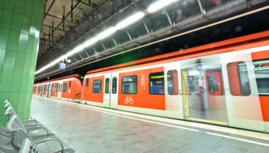 Metro İstasyonu'na bir tren, Münih, Almanya