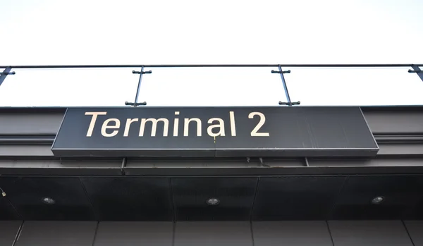 Informatie op een teken van de poort op de luchthaven — Stockfoto