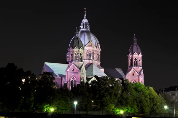Vista nocturna de St. Lukas Isar. Munich. Alemania. — Foto de Stock