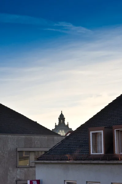 Betegeld dak met Vensters en de top van het gebouw tussen them.jpg — Stockfoto