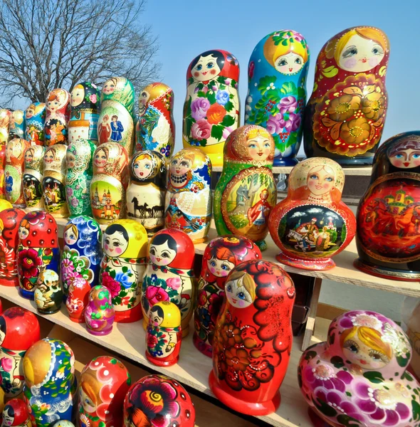 Een heleboel Russische nationale souvenirs - matryoshkas.jpg — Stockfoto