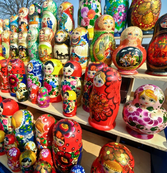 Een heleboel Russische nationale souvenirs - matryoshkas.jpg — Stockfoto