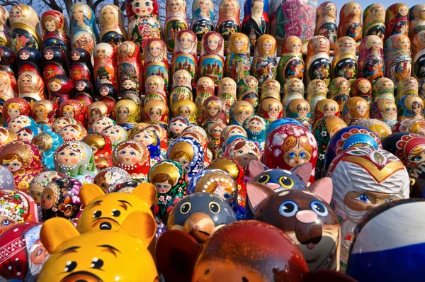 Много русских национальных сувениров - матрешек. — стоковое фото