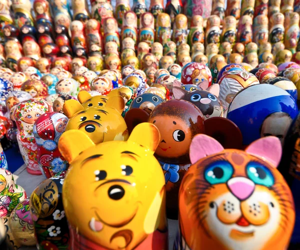En massa ryska nationella souvenirer - matryoshkas.jpg — Stockfoto