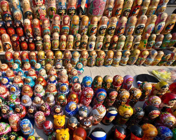 Een heleboel Russische nationale souvenirs - matrjosjka — Stockfoto