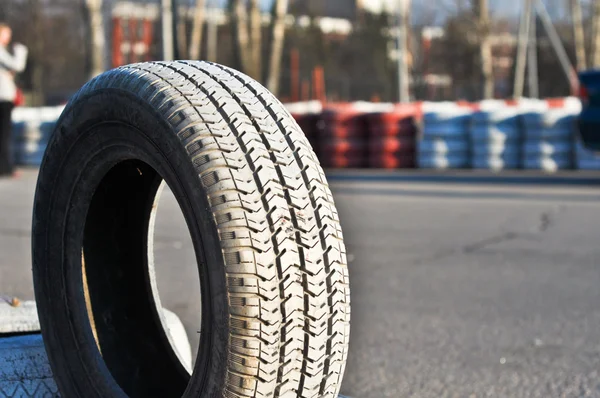 Neumáticos viejos en el asfalto de una pista de carrera.JPG —  Fotos de Stock