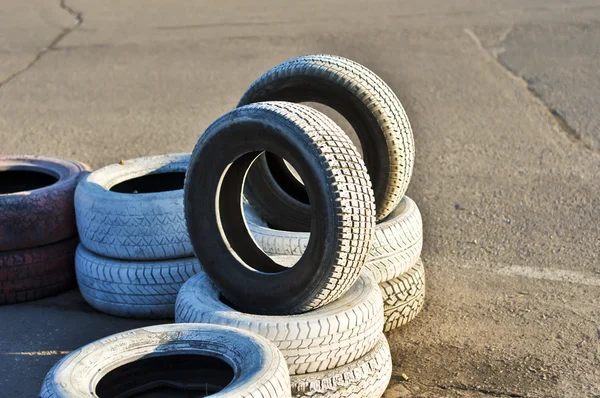 Old tires on the asphalt of a race track.JPG — Stock Photo, Image
