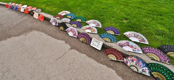 Poucos fãs de papel coloridos vendidos no roadside.JPG — Fotografia de Stock