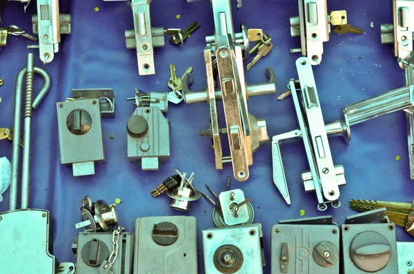 Molte vecchie serrature della porta sul bazaar all'aperto. JPG — Foto Stock