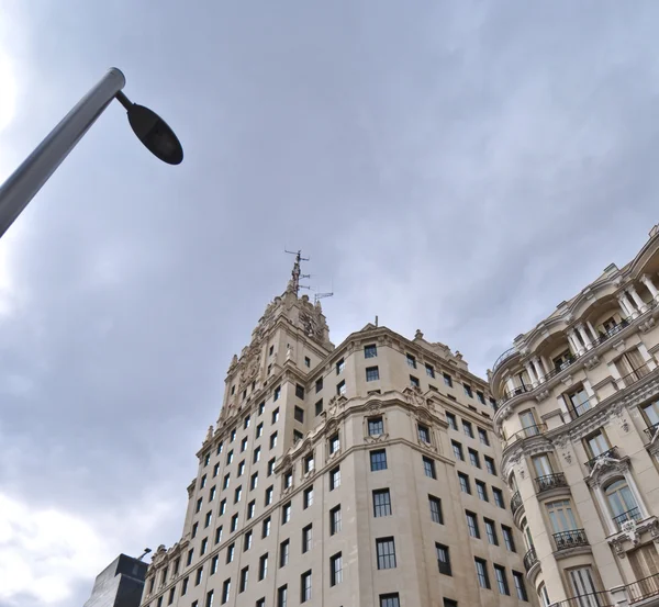 El majestuoso edificio de oficinas en Madrid, España — Foto de Stock