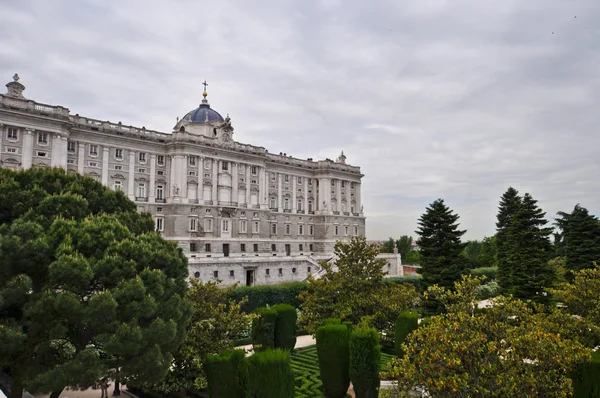 A királyi palota. Palacio de oriente, madridi mérföldkő — Stock Fotó