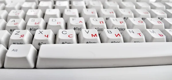 Крупним планом біла стандартна комп'ютерна клавіатура — стокове фото