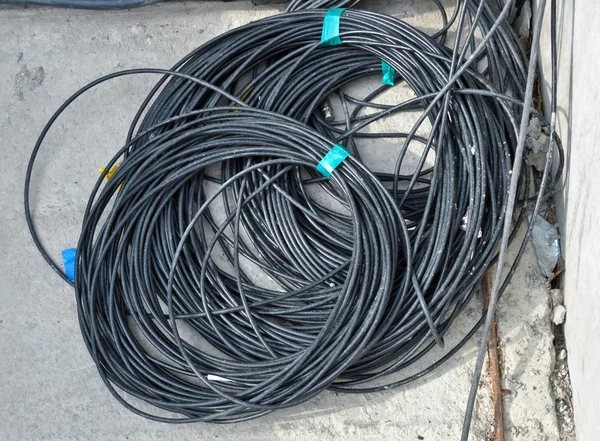 Cewki czarnego kabla elektrycznego — Zdjęcie stockowe