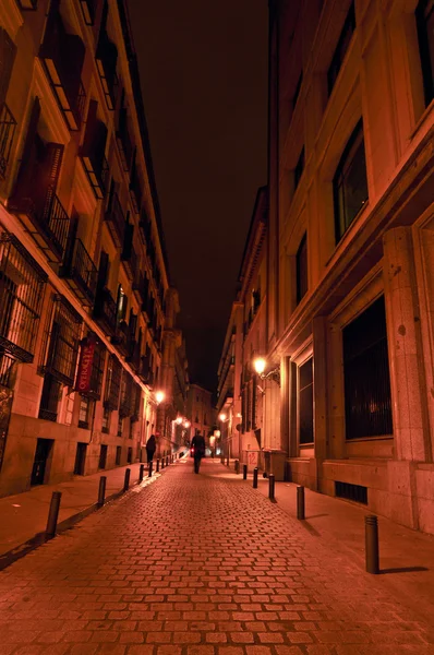 A tipikus street Madridban az éjszakában — Stock Fotó