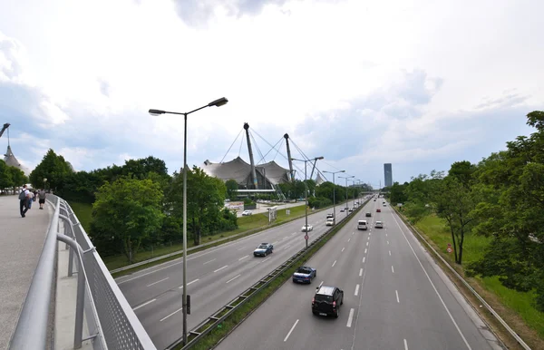 Вид с моста на шоссе и Олимпийский стадион, Мюнхен, Германия — стоковое фото