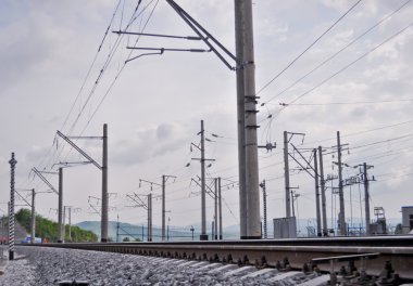 tren yolu, dolgu ve elektrik direkleri