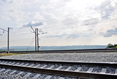 tren yolu, dolgu ve elektrik direkleri