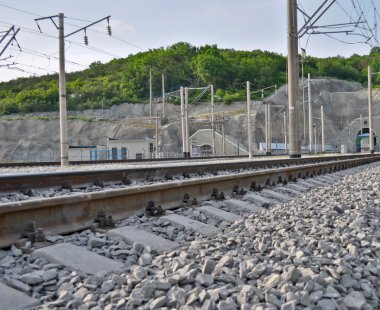 tren yolu, dolgu ve elektrik direkleri