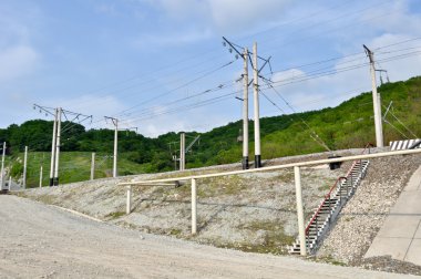 tren yolu, dolgu ve elektrik direkleri