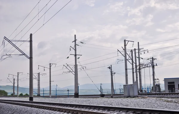 Tren yolu, dolgu ve elektrik direkleri — Stok fotoğraf