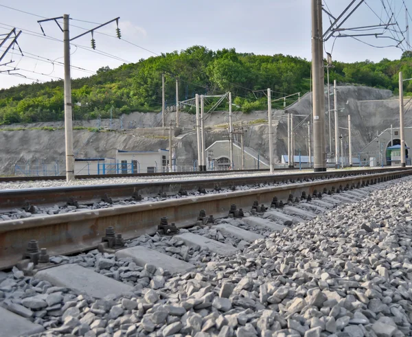 Spoorweg track, embankment en macht Polen — Stockfoto