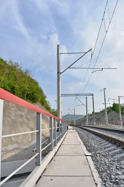 Spoorweg track, embankment en macht Polen — Stockfoto