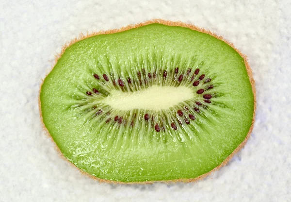 Felie de fructe kiwi aproape pe fundal alb — Fotografie, imagine de stoc