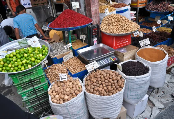 Épices et noix sur la balance et plats dans un vieux bazar à Téhéran, Iran Photos De Stock Libres De Droits
