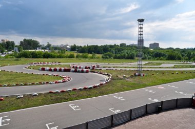 Açık sarma asfalt karting şehir sınırları içinde izlemek