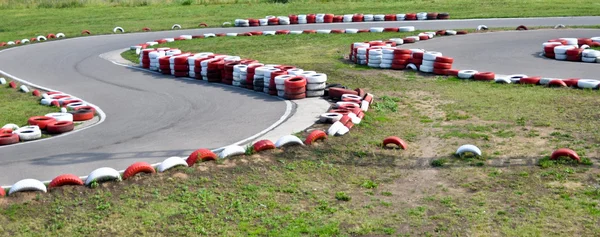 Una curva vacía en un circuito de coches de carreras —  Fotos de Stock
