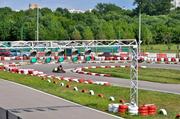 Ir carreras de karts en circuito —  Fotos de Stock