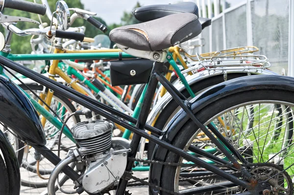 Vieux vélo avec pédales et moteur — Photo