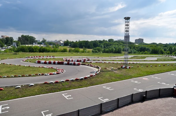 Outdoor winding asphalt karting track in city boundaries — Stock Photo, Image