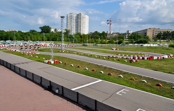 Circuito de karting de asfalto al aire libre en los límites de la ciudad —  Fotos de Stock