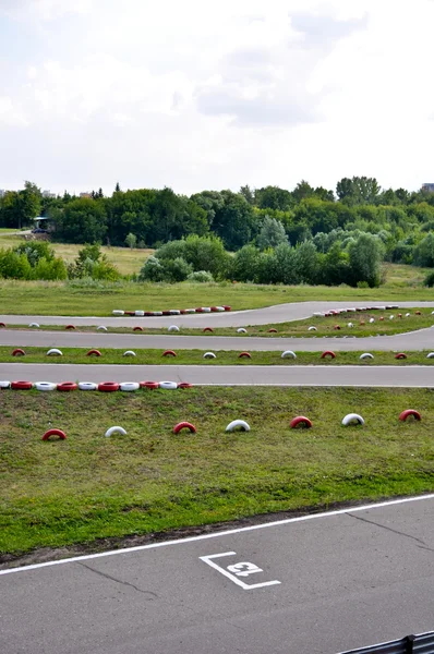 Circuito de karting de asfalto al aire libre en los límites de la ciudad —  Fotos de Stock