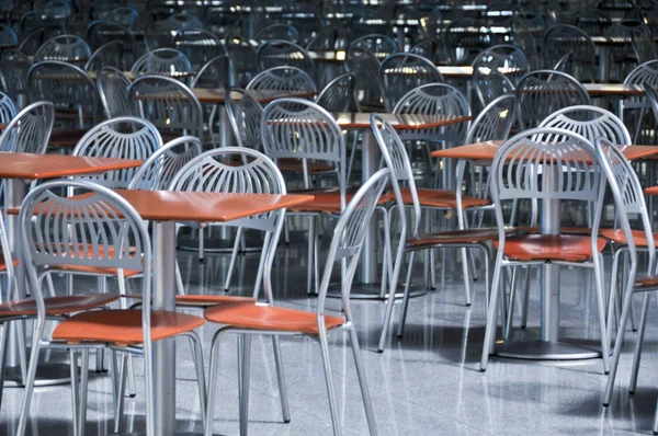 En hel del stolar och bord i fastfood café — Stockfoto