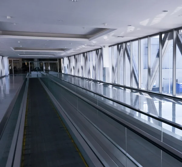 The empty escalator inside the contemporary building — Stock Photo, Image