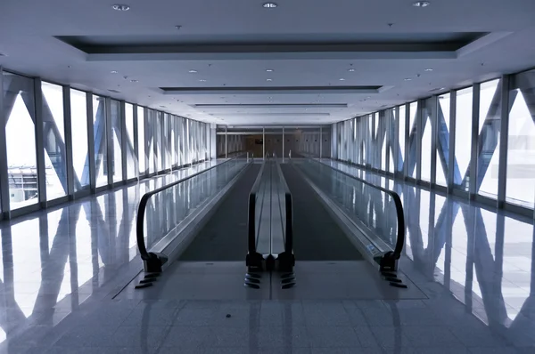 L'escalier roulant vide à l'intérieur du bâtiment contemporain — Photo