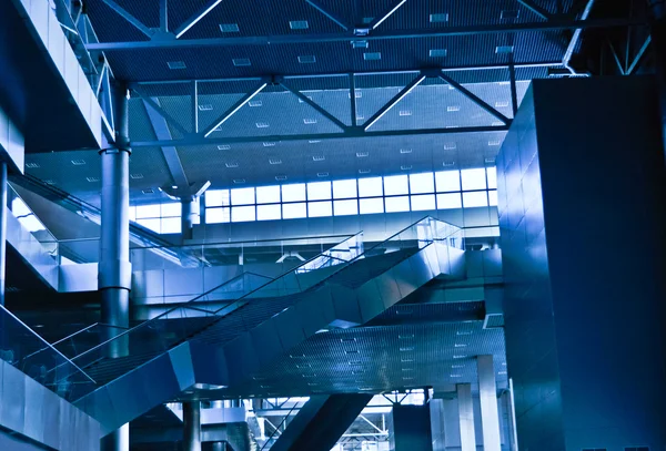 当代的商务中心与自动扶梯的内部 — 图库照片
