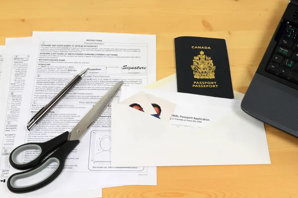 Canadese paspoort vernieuwing per post. — Stockfoto