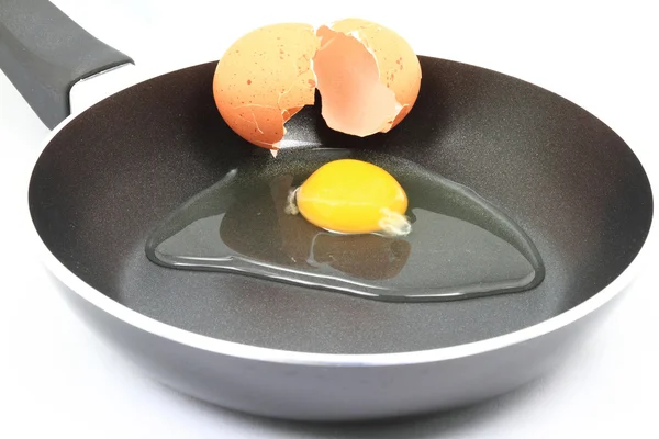 Craquer des œufs crus biologiques à frire pour le petit déjeuner — Photo