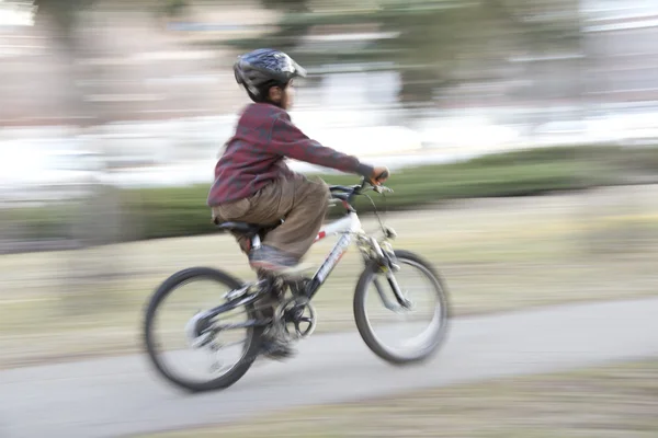 Rapaz a andar de bicicleta — Fotografia de Stock